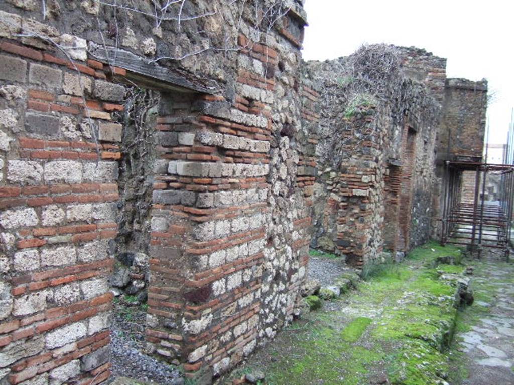 VII.12.33 Pompeii. December 2005. Entrance doorway, on the left.