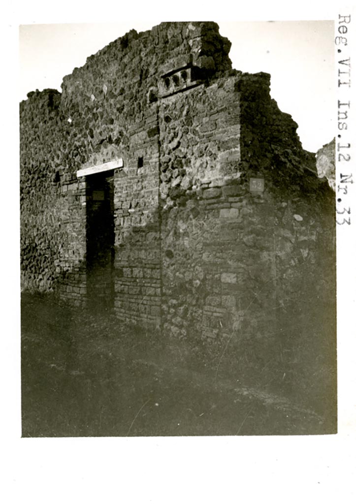 VII.12 33 Pompeii, on left. Pre-1937-39.
Looking north-west in Vicolo del Balcone Pensile, from VII.12.32, on right.
Photo courtesy of American Academy in Rome, Photographic Archive. Warsher collection no. 1837.