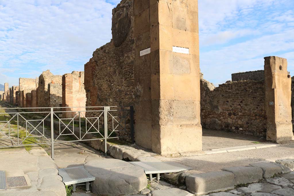 VII.13.1, Pompeii, on right. December 2018.
Looking north from junction with Vicolo di Eumachia, with linked doorway at VII.13.25, centre left.
Photo courtesy of Aude Durand.