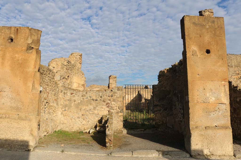 VII.13.3, Pompeii, on right. December 2018.
Looking north on Via dell’Abbondanza, towards entrances, with VII.13.2, on left. Photo courtesy of Aude Durand.
