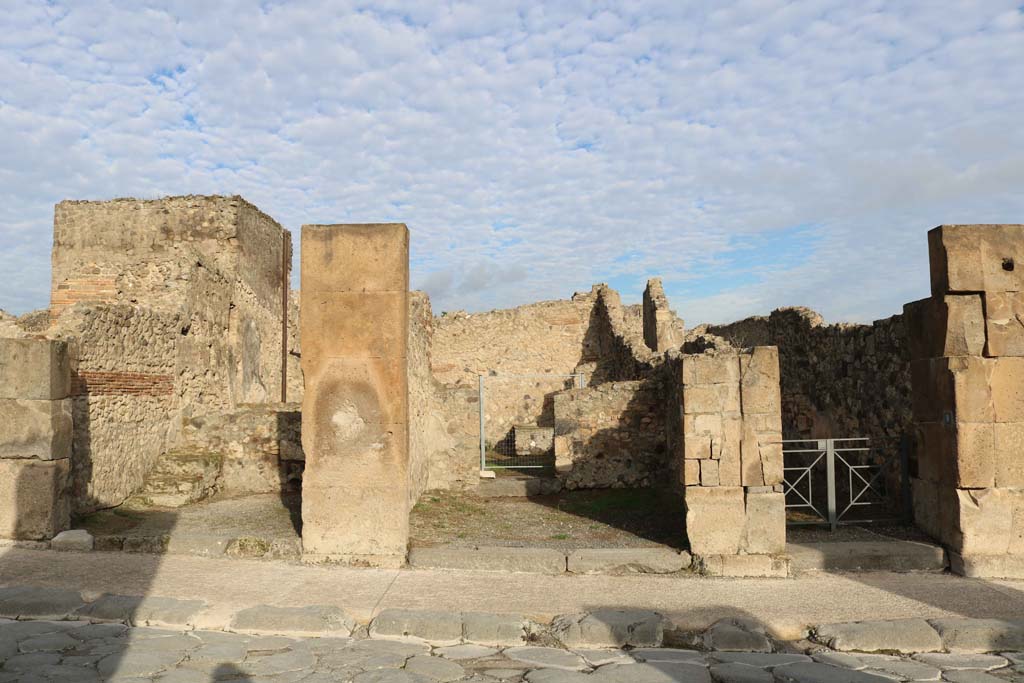 VII.13.6 Pompeii on left. December 2018.
Looking north to entrances with VII.13.7 in centre, and VII.13.8 on right. Photo courtesy of Aude Durand.