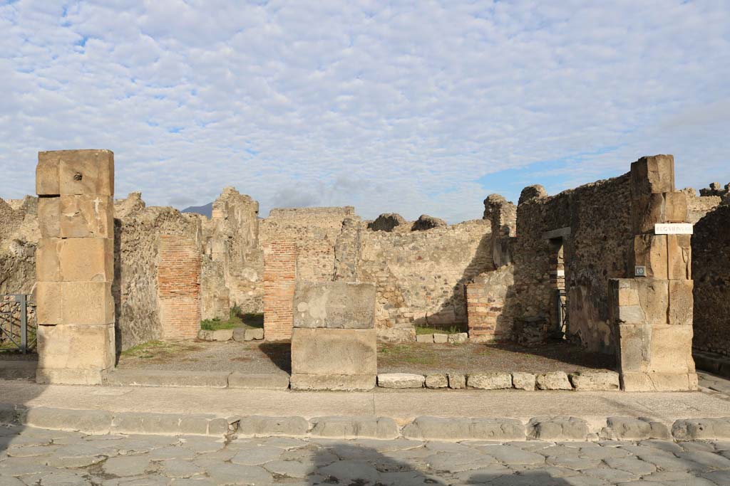 VII.13.9, Pompeii, on left. December 2018.
Looking north on Via dell’Abbondanza towards entrances, with VII.13.10, on right. Photo courtesy of Aude Durand.