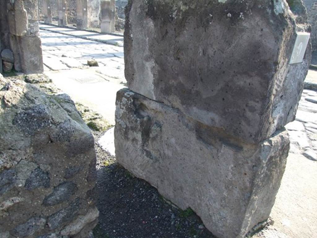 VII.13.9 Pompeii. Shop with dwelling. South east corner of shop.