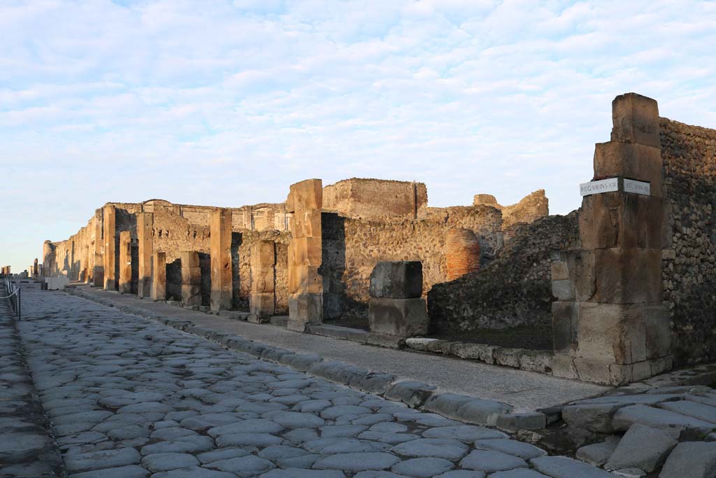 VII.13.10, Pompeii, on right. December 2018.
Looking north-west along insula VII.13, on north side of Via dell’Abbondanza. Photo courtesy of Aude Durand.