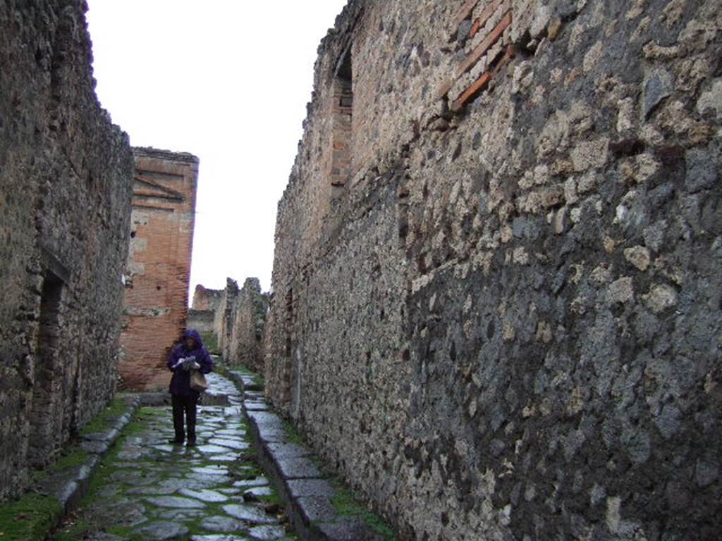 VII.13.19 Pompeii. December 2005. Vicolo degli Scheletri looking west. VII.10 on right.