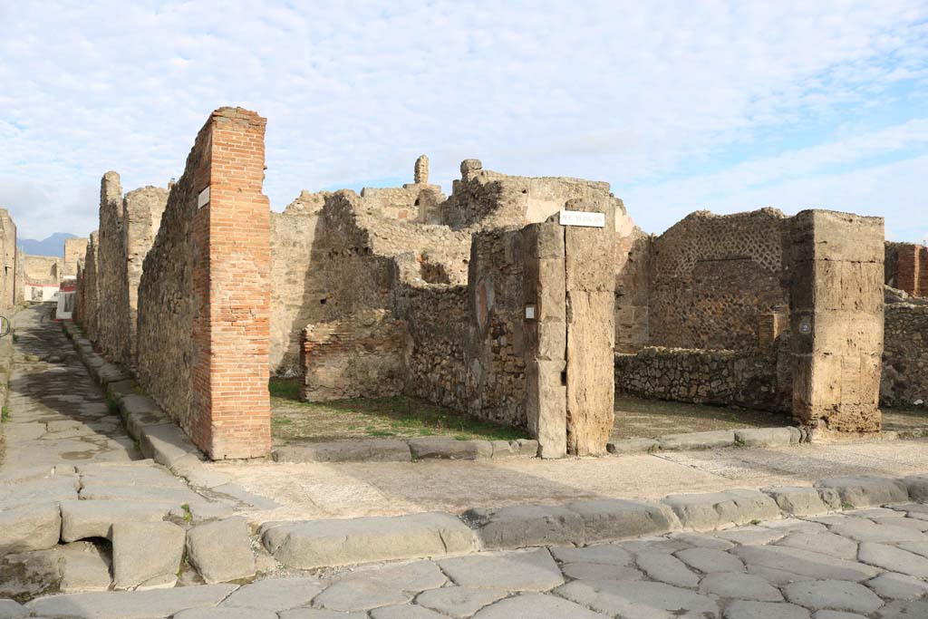 VII.14.1, Pompeii. December 2018.
Looking north to entrance on east side of junction with Vicolo della Maschera, on left. Photo courtesy of Aude Durand.