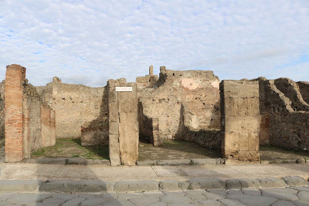 VII.14.1, Pompeii, on left. December 2018.
Looking north to entrance doorways on Via dell’Abbondanza, with VII.14.2, in centre, and VII.14.3, on right. Photo courtesy of Aude Durand.
