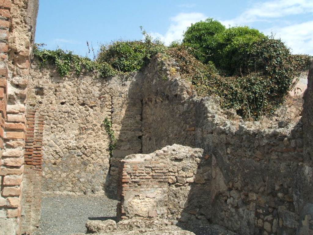 VII.14.1 Pompeii. May 2005. Looking north across shop to doorway to rear room, with entrance at VII.14.20 in its west wall.