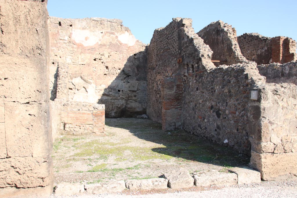 VII.14.3 Pompeii. October 2022. Looking north towards doorway to rear room. Photo courtesy of Klaus Heese.