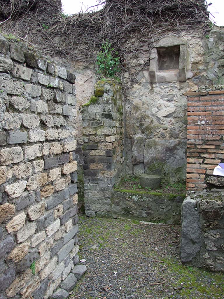 VII.14.5 Pompeii. March 2009.
Doorway to rooms 17 and 18, south wall of kitchen, with niche in alcove.