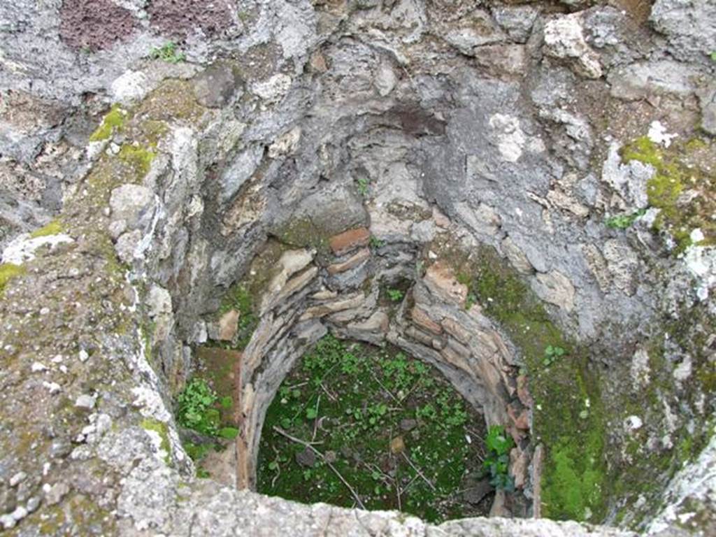 VII.14.5 Pompeii. March 2009. Room 21. Space occupied by kettle with oven under.