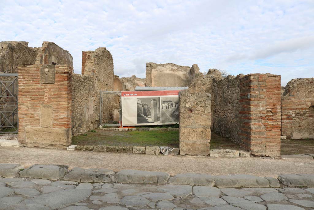 VII.14.6, Pompeii, centre left. December 2018.
Looking north on Via dell’Abbondanza towards entrance doorways, with VII.14.7, centre right. Photo courtesy of Aude Durand.