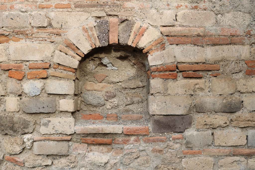 VII.14.8, Pompeii. December 2018. Niche in north wall of shop. Photo courtesy of Aude Durand.