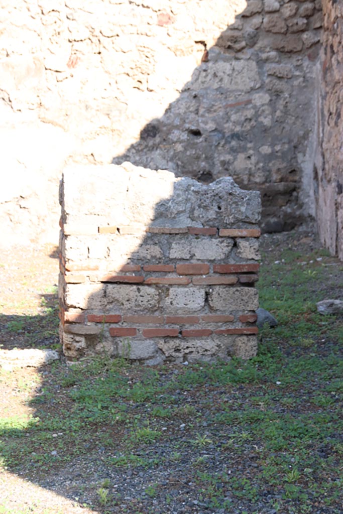 VII.14.12 Pompeii. October 2022.
Looking north from shop-room towards wall pilaster separating two rear rooms.
Photo courtesy of Klaus Heese.