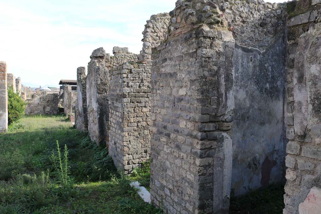 VII.14.18/5 Pompeii. December 2018.
Looking east from entrance doorway, near room 21, on left, along rooms on south side of south portico (room 9), on right.
Photo courtesy of Aude Durand.