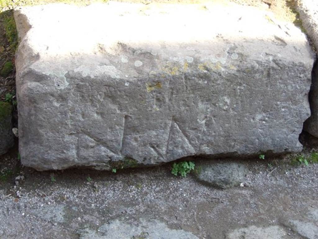 Corner of Vico della Maschera and Vico degli Scheletri on the east side. December 2007. Kerb with incised marks.