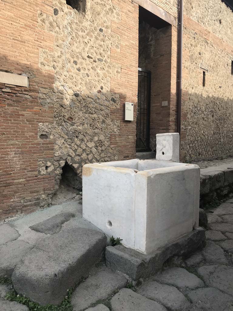 VII.15.1 Pompeii. April 2019. Fountain outside doorway in Vicolo del Gallo.
Photo courtesy of Rick Bauer.