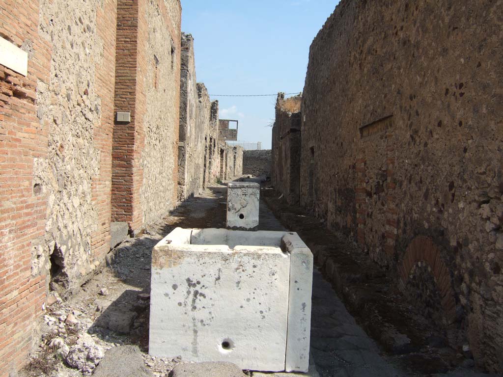VII.15.1 Pompeii. September 2005. Fountain in Vicolo del Gallo. VII.7.13 on right.