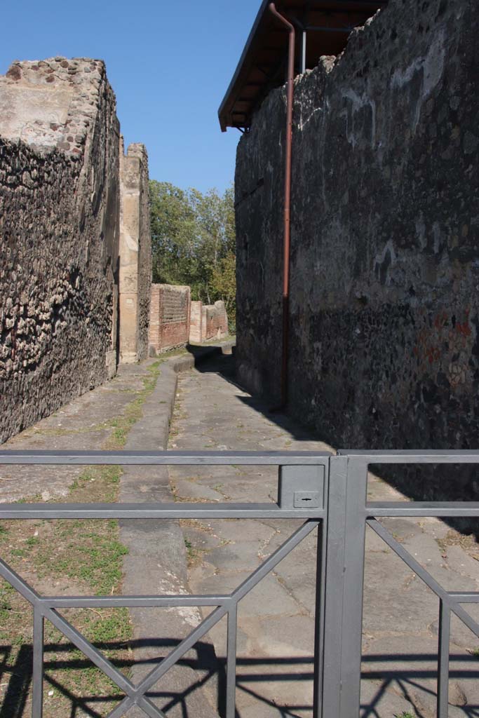 VII.15.1 Pompeii. September 2017. Looking north along side wall of VII.15.1 on Vicolo del Gigante. .
Photo courtesy of Klaus Heese.