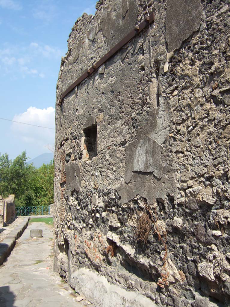 Vicolo del Gigante, Pompeii. September 2005. Looking north along side wall of VII.15.1.