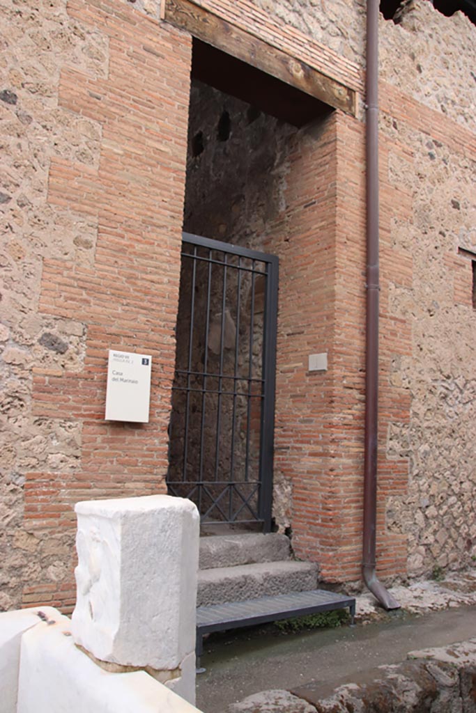 VII.15.1 Pompeii. May 2024.
Entrance doorway on Vicolo del Gallo. Photo courtesy of Klaus Heese.