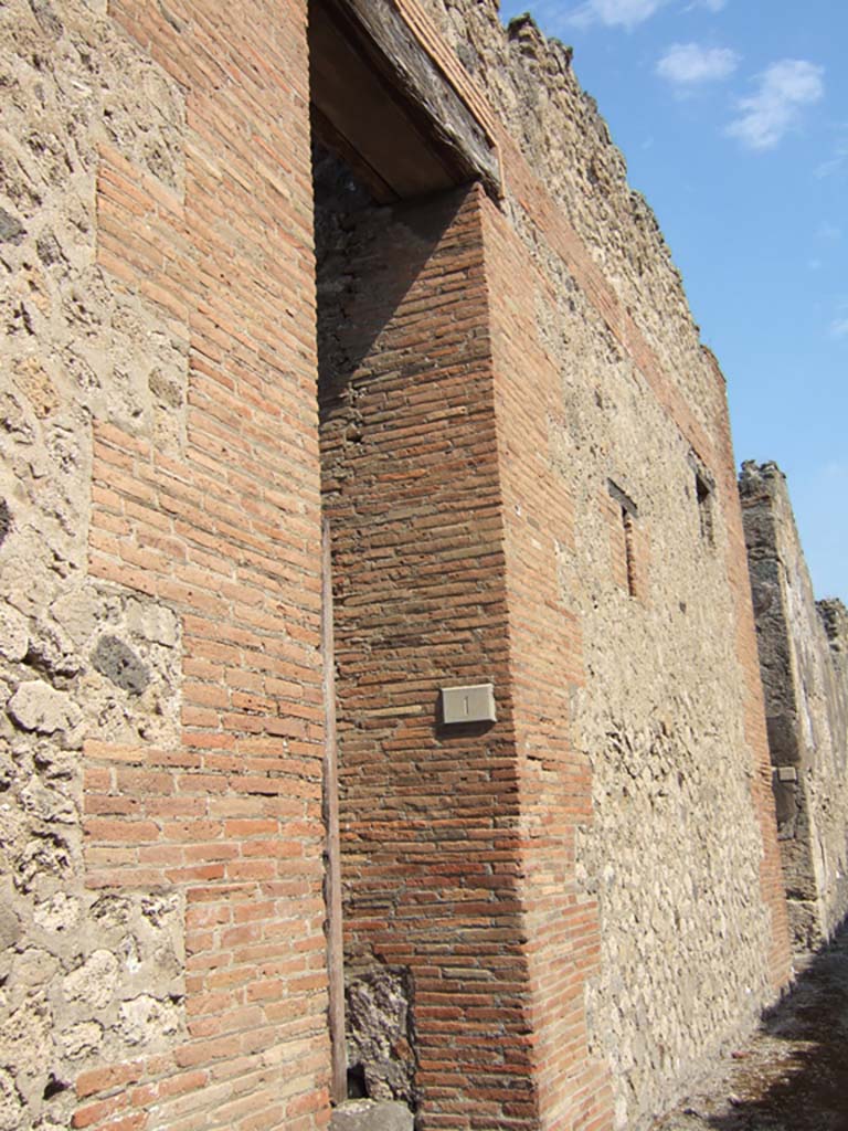 VII.15.1 Pompeii. September 2005. Entrance on Vicolo del Gallo.