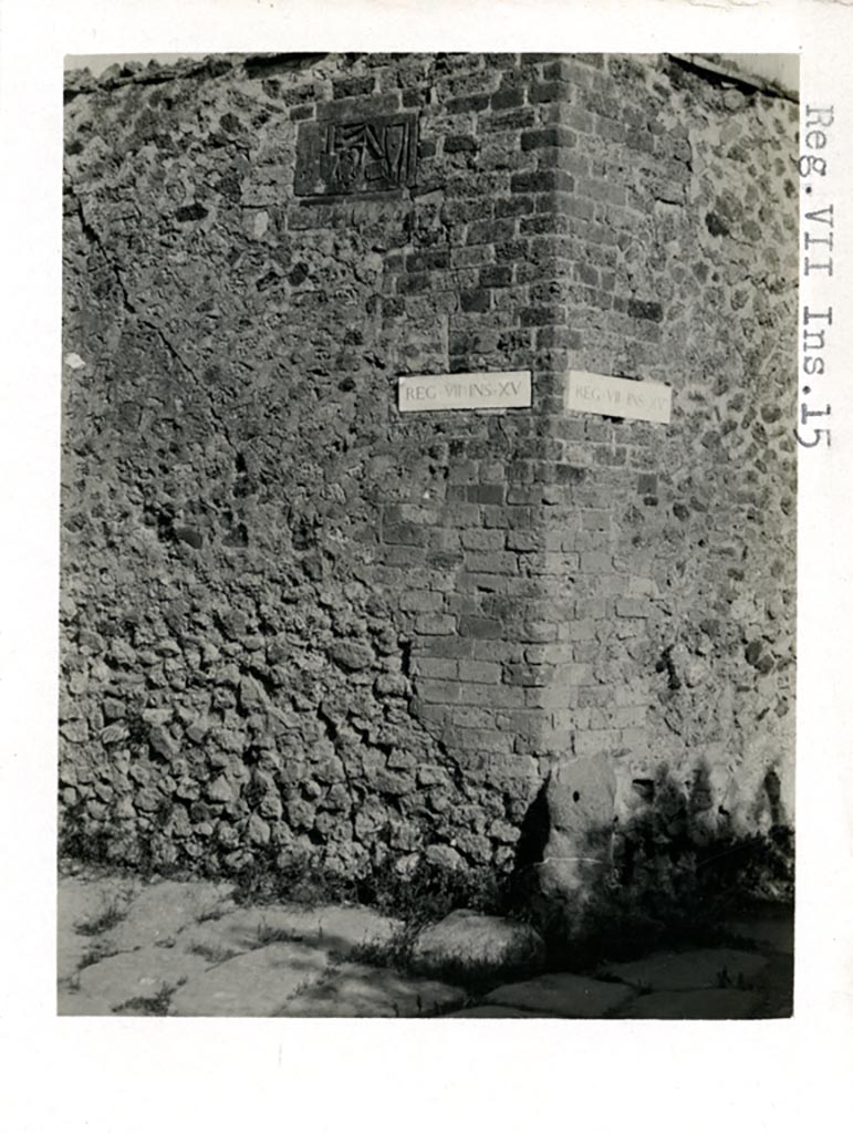 VII.15.1/2 Pompeii. Pre-1937-39.
Looking towards plaque high up on west wall of Vicolo del Gigante on north-west corner with Vicolo del Gallo.
Photo courtesy of American Academy in Rome, Photographic Archive. Warsher collection no. 237.
Also see Warscher, T. Codex Topographicus Pompeianus, IX.1. (1943), Swedish Institute, Rome. (no. 19b).