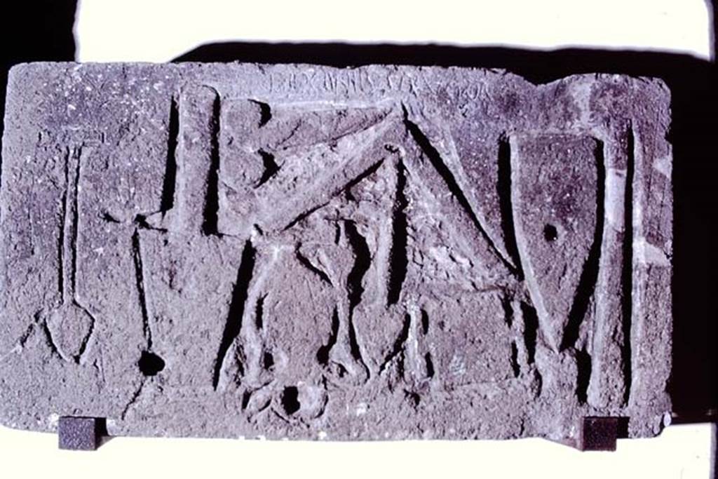VII.15.1 Pompeii. 1972. Tufa plaque showing “Diogenes Structor” scratched in the top centre of the plaque above the tools.
Photo by Stanley A. Jashemski.
Source: The Wilhelmina and Stanley A. Jashemski archive in the University of Maryland Library, Special Collections (See collection page) and made available under the Creative Commons Attribution-Non Commercial License v.4. See Licence and use details.
J72f0527