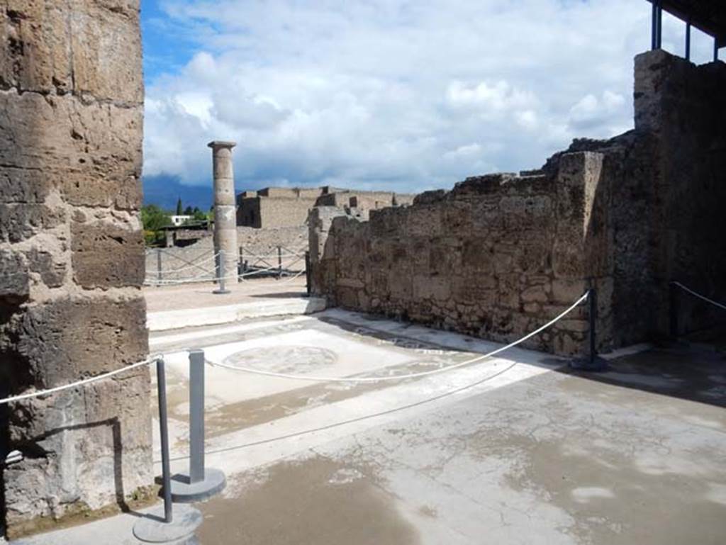 VII.15.2 Pompeii. May 2018. Looking towards east wall of tablinum, from atrium. Photo courtesy of Buzz Ferebee.