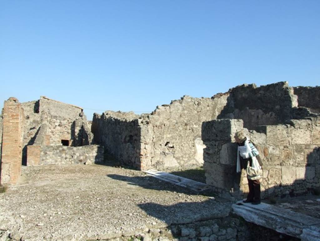 VII.15.2 Pompeii. December 2007.
Area to rear of Tablinum, looking east. Dining room on east side of Tablinum is in centre.