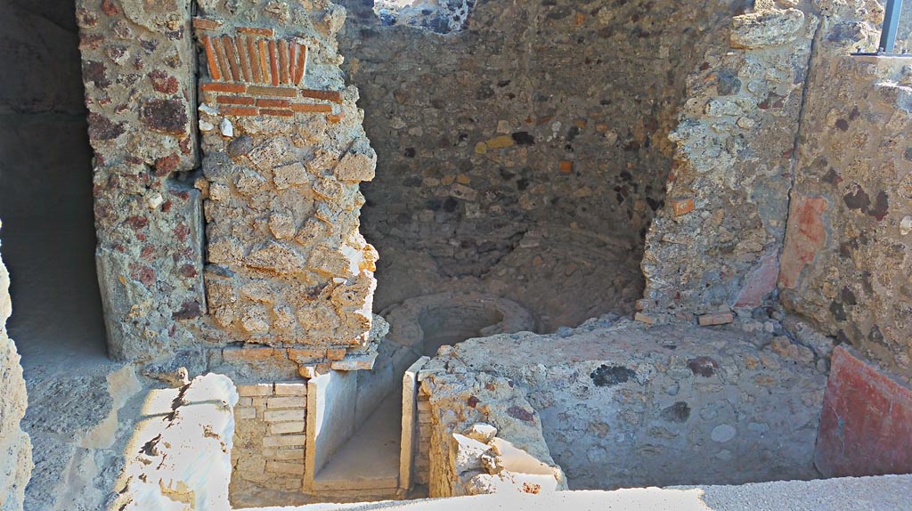 VII.15.2 Pompeii. 2017/2018/2019.
Looking through doorway into frigidarium, from the corridor/courtyard. Photo courtesy of Giuseppe Ciaramella.