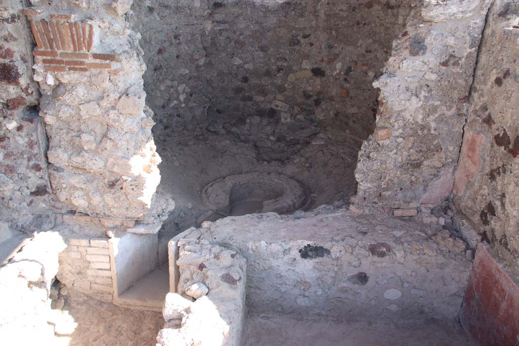 VII.15.2 Pompeii. September 2017. Looking through doorway into frigidarium, from the corridor/courtyard.
Photo courtesy of Klaus Heese.