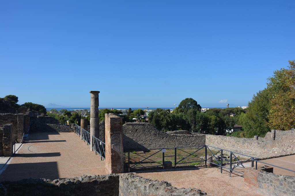 VII.15.2 Pompeii. October 2019.
Looking west from kitchen/baths’ area, towards tablinum and south portico, on left, and garden area, on right.
Foto Annette Haug, ERC Grant 681269 DÉCOR.