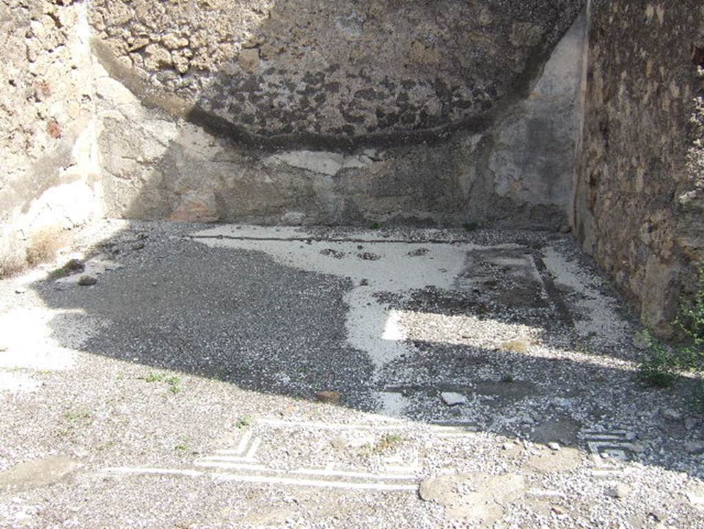 VII.15.2 Pompeii. Ala on east Side. September 2005. White mosaic floor bordered at front by a black and white meander pattern.