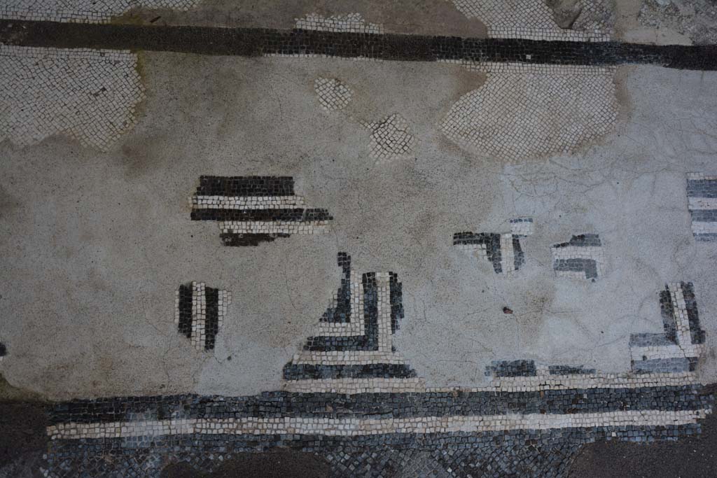 VII.15.2 Pompeii. November 2017. Detail of black and white “meander” pattern mosaic doorway threshold.
Foto Annette Haug, ERC Grant 681269 DÉCOR.