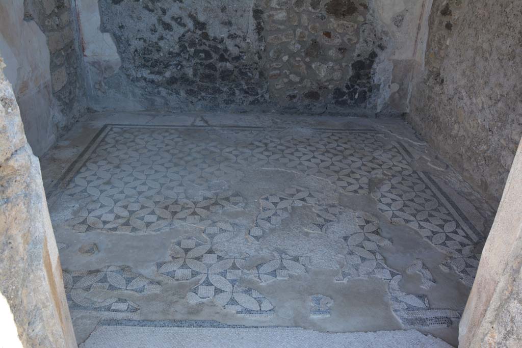 VII.15.2 Pompeii. October 2019. Looking east across flooring, through doorway to cubiculum on north-east side of atrium.
Foto Annette Haug, ERC Grant 681269 DÉCOR.