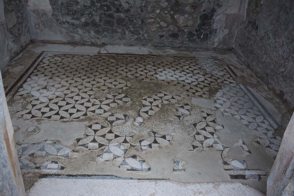 VII.15.2 Pompeii. November 2017. Looking east across flooring, through doorway to cubiculum on north-east side of atrium.
Foto Annette Haug, ERC Grant 681269 DÉCOR.
