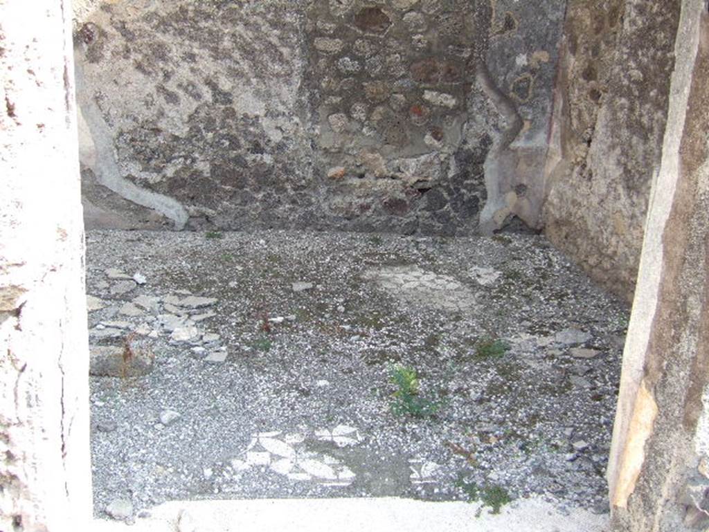 VII.15.2 Pompeii. September 2005. Cubiculum on north east side of Atrium. Mosaic floor with a pattern of interlaced circles with inscribed squares.