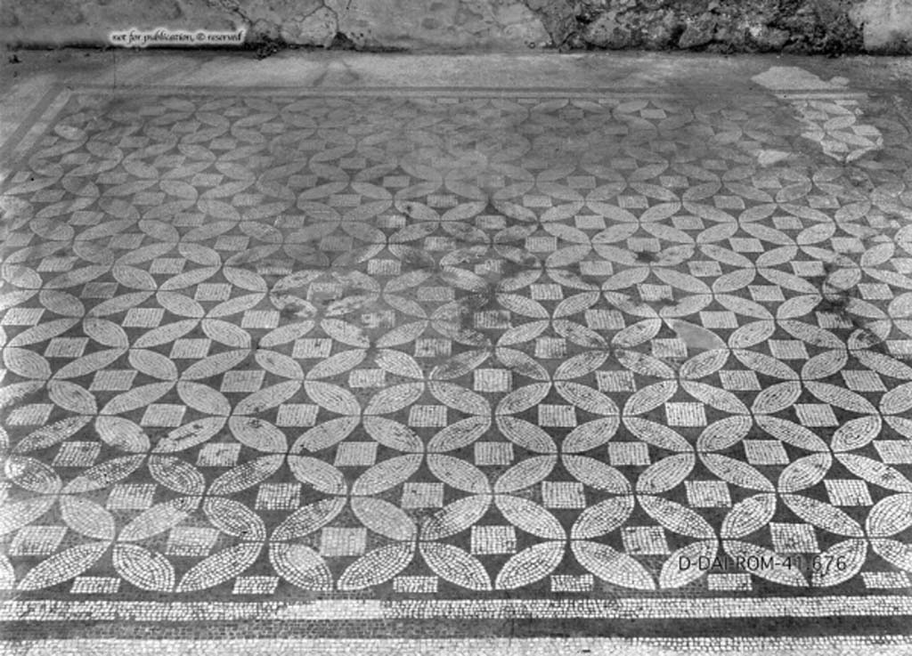 VII.15.2 Pompeii. c.1930. Mosaic flooring in cubiculum (g) on north-east corner of atrium.
DAIR 41.676. Photo © Deutsches Archäologisches Institut, Abteilung Rom, Arkiv.
See Pernice, E. 1938. Pavimente und Figürliche Mosaiken: Die Hellenistische Kunst in Pompeji, Band VI. Berlin: de Gruyter, tav. 27.5).