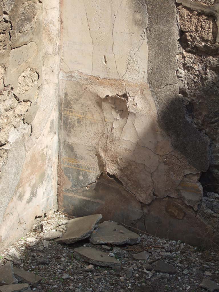 VII.15.2 Pompeii. September 2005.
Detail of north-east corner of cubiculum in centre of east side of atrium.