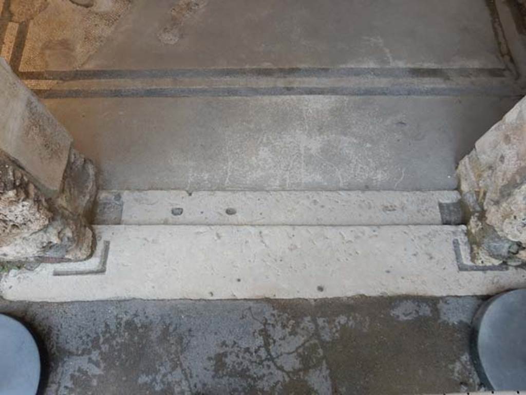 VII.15.2 Pompeii. May 2018. Doorway threshold to cubiculum on east side of atrium in south-east corner.
Photo courtesy of Buzz Ferebee.