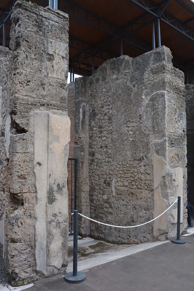 VII.15.2 Pompeii. November 2017.
South wall of atrium, with doorway pilaster to room on east of entrance corridor, on left.
The entrance corridor/fauces is in the centre.
Foto Annette Haug, ERC Grant 681269 DÉCOR.