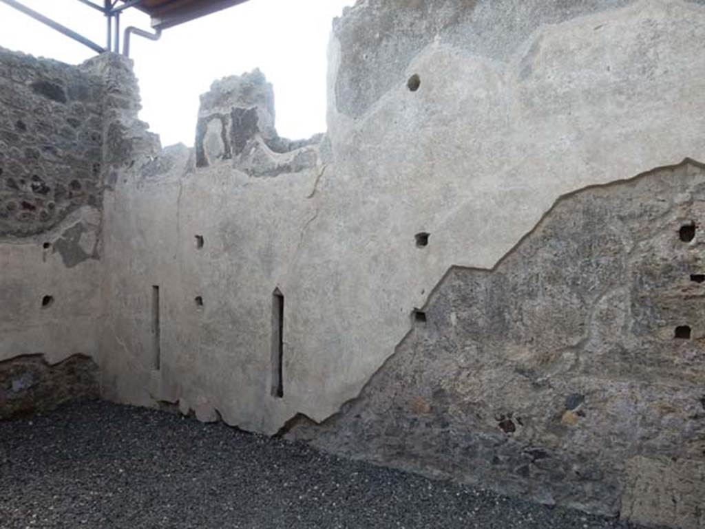 VII.15.2 Pompeii. May 2018. South wall of room on east side of entrance fauces, with remains of holes for shelving.
Photo courtesy of Buzz Ferebee.