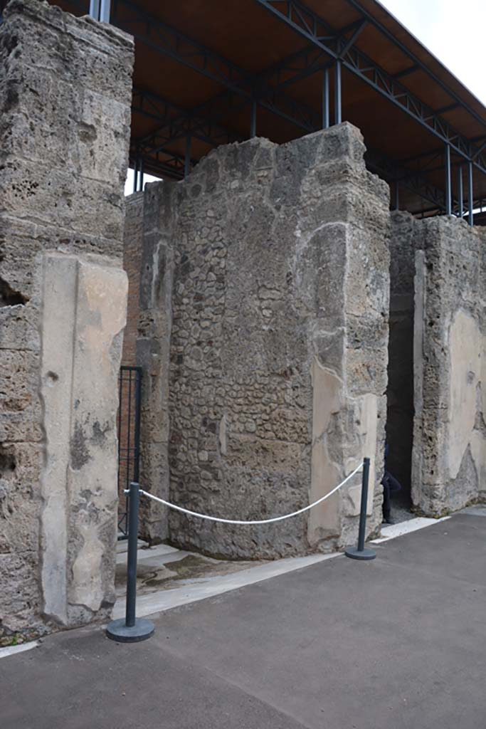 VII.15.2 Pompeii. November 2017.
Looking south from atrium towards west wall of entrance corridor/fauces.
Foto Annette Haug, ERC Grant 681269 DÉCOR.