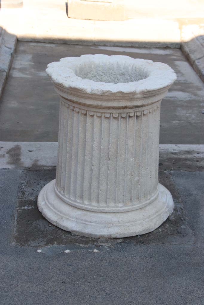 VII.15.2 Pompeii. September 2017. Puteal on side of impluvium in atrium.
Photo courtesy of Klaus Heese.