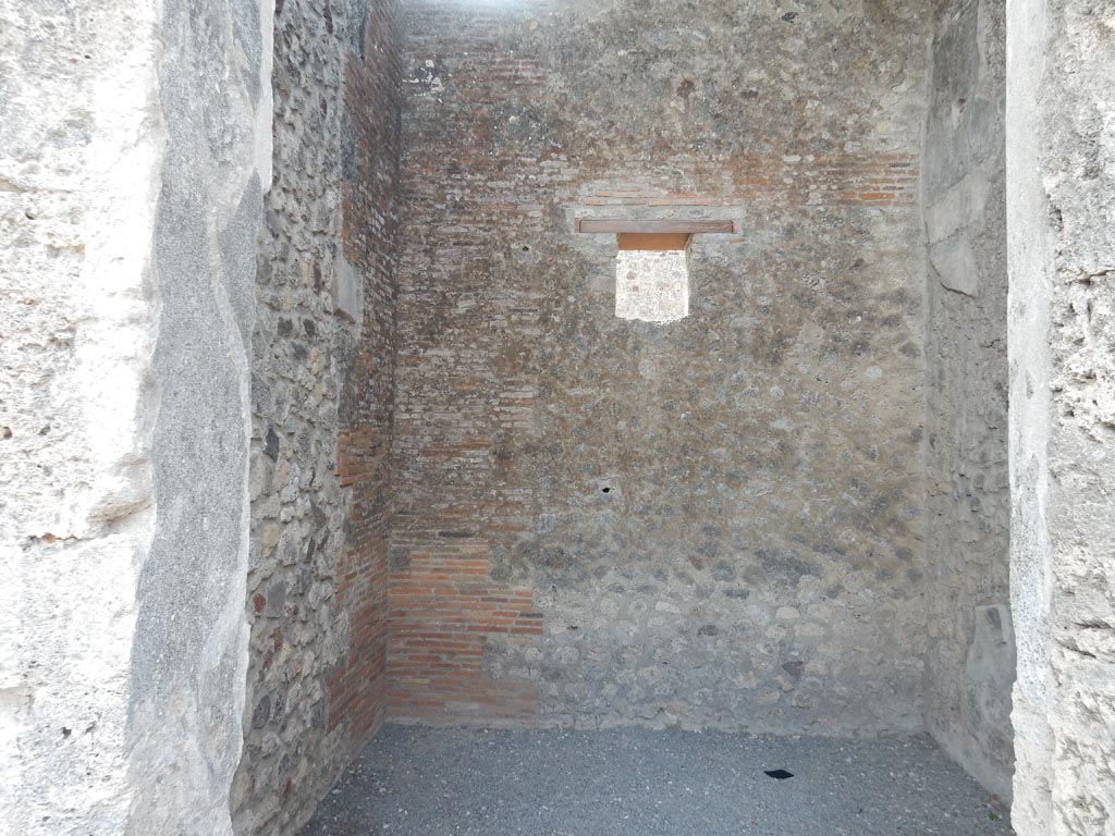 VII.15.2 Pompeii. May 2018. Looking south through doorway to cubiculum on west side of entrance doorway. Photo courtesy of Buzz Ferebee.
According to Sogliano, paintings seen in this room (described as room to left of andron) were –
Large naked figure of a young man in quiet position with his head and arms lowered. (Nearly all vanished).
(Grande figura nuda di un giovane in tranquilla posizione con la testa e la braccia abbassate. (Quasi svanito). (Bull. Inst. 1872, p.168)).
See Sogliano, A., 1879. Le pitture murali campane scoverte negli anni 1867-79. Napoli: Giannini. (p.127, no.618)
And Pittrice? (Painter?)
Traces of a feminine figure, standing in front of a wooden frame leaning on the ground. (Destroyed).
(Tracce di una figura muliebre, la quale stave innanzi ad un quadro con cornice di legno appoggiato a terra. (Distrutto). (Bull. Inst. 1872, p.168)).
See Sogliano, A., 1879. Le pitture murali campane scoverte negli anni 1867-79. Napoli: Giannini. (p.132, no.643)