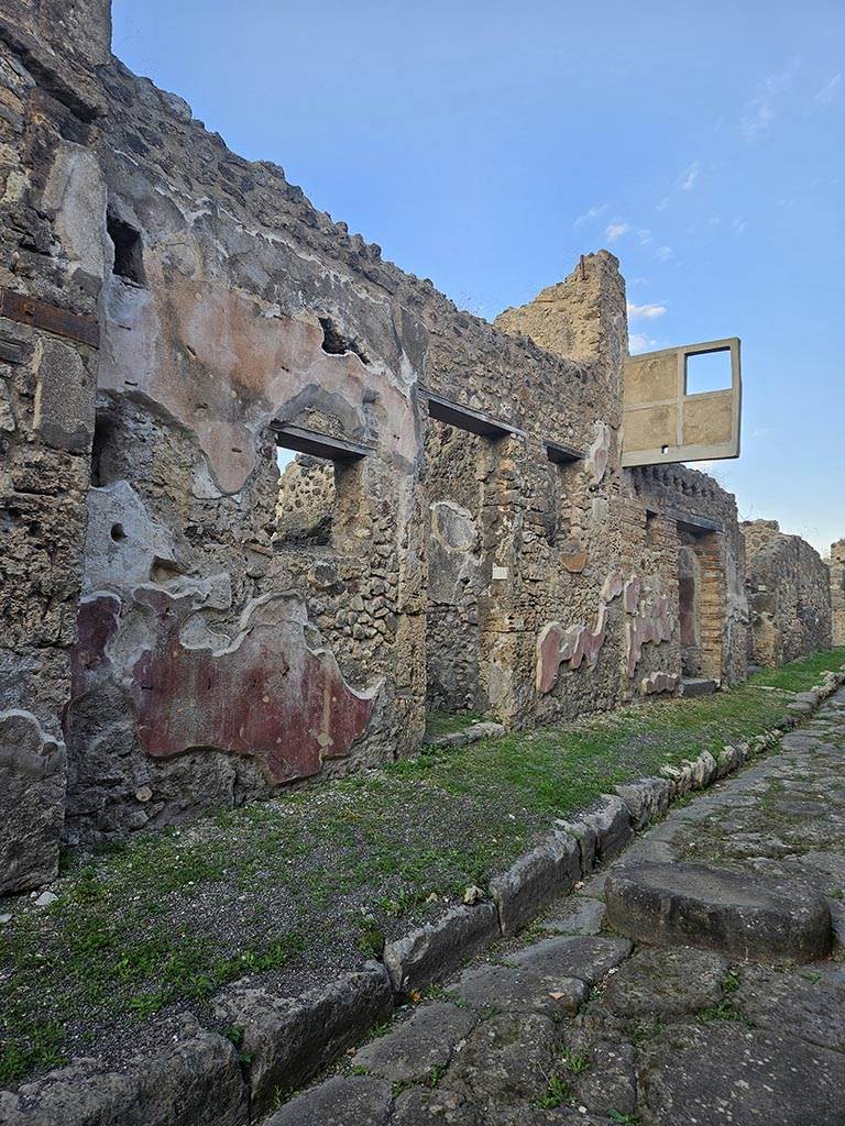 VII.15.4 Pompeii. November 2024.
Entrance doorway, in centre, on north side of Vicolo del Gallo. Photo courtesy of Annette Haug.