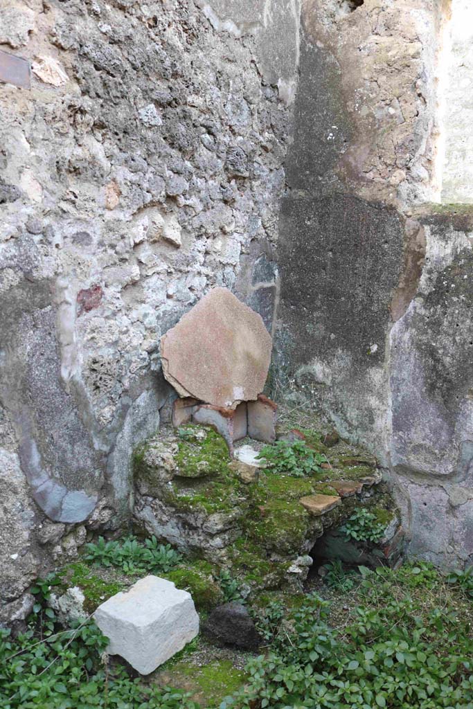 VII.15.4/5 Pompeii. December 2018.
Kitchen, with bench in south-east corner, and window in south wall. Photo courtesy of Aude Durand.