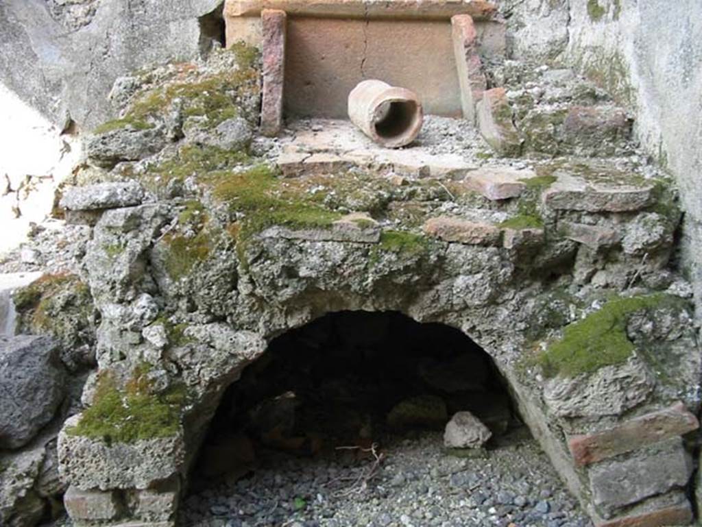 VII.15.4 Pompeii. May 2003. Looking east to oven bench with tiled top and arched recess beneath. Photo courtesy of Nicolas Monteix.