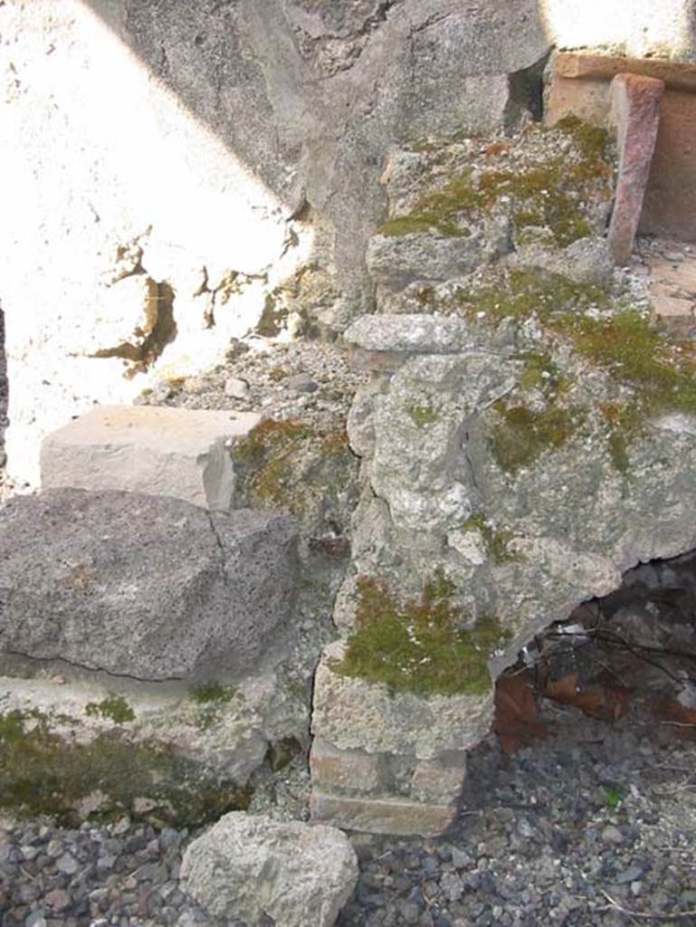 VII.15.4 Pompeii. May 2003. Detail of north side of oven bench and recess. Photo courtesy of Nicolas Monteix.